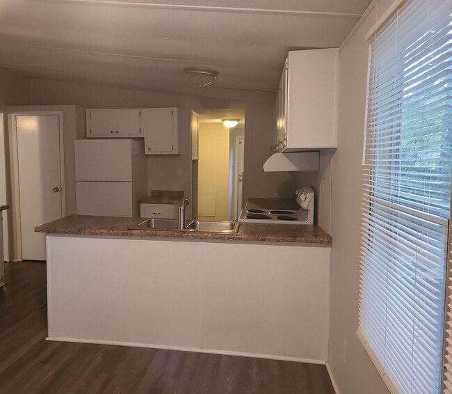 Building Photo - 3 Bedroom 2 Bathroom with a partially fenc...