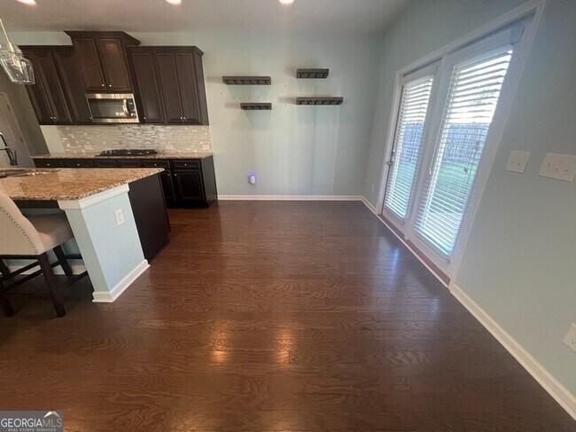 Building Photo - 165 Craines View