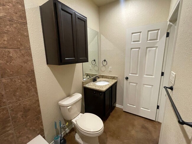 Building Photo - Luxury Duplex in New Braunfels, TX!