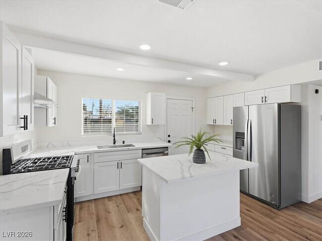 Building Photo - 604 Stanford St