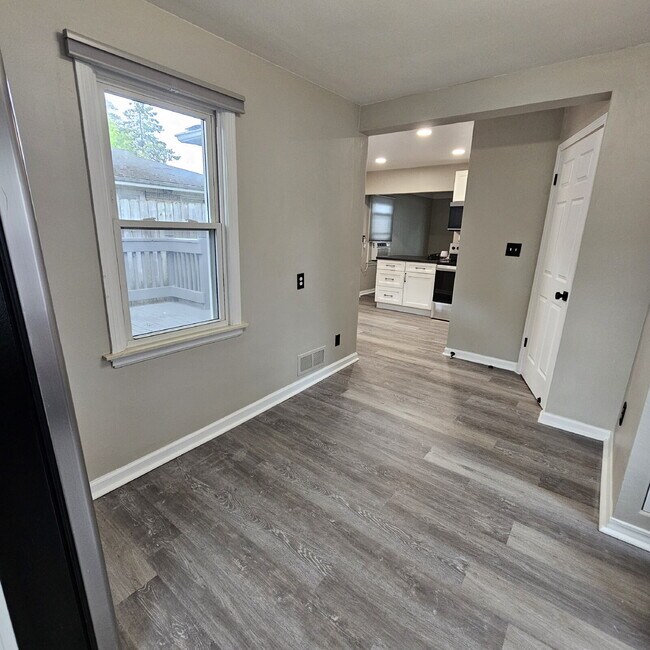 Building Photo - Charming 2-Bedroom Ranch in Royal Oak – Co...