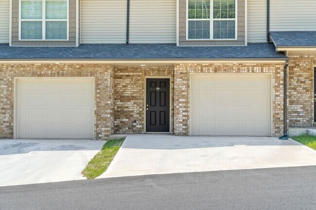 Building Photo - Two Bedroom with Garage on Exit 11!