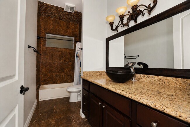 Building Photo - 527 Lily Ln