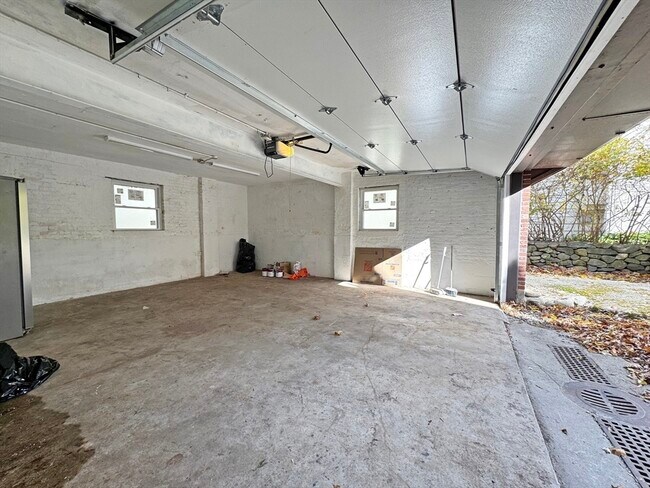 Building Photo - 280 Quinobequin Rd