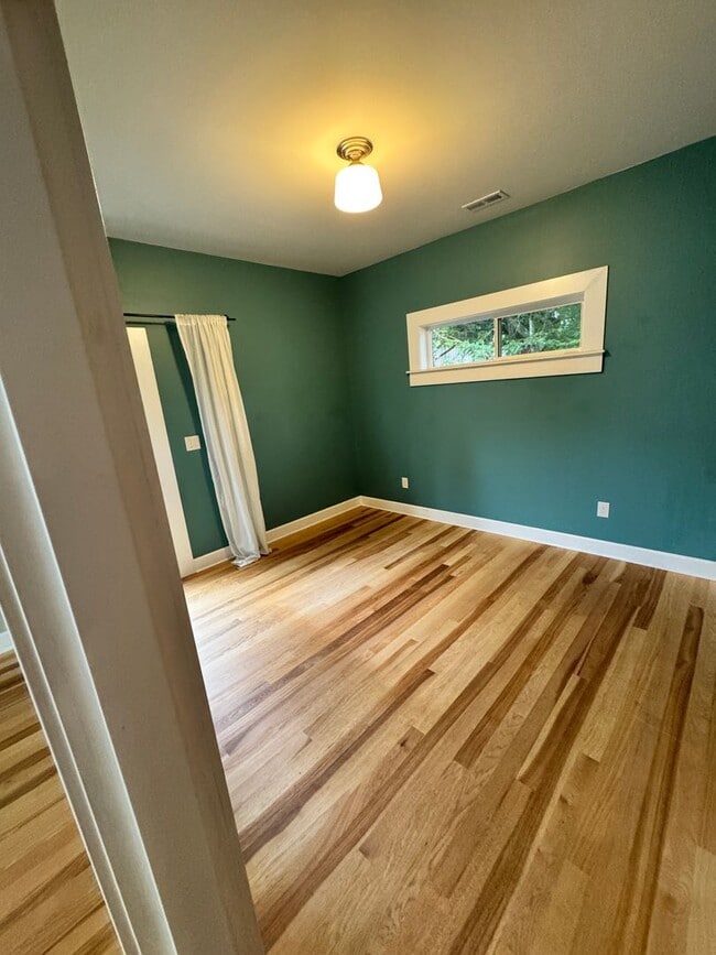 Building Photo - Eclectic Portland Home with Modern Touches...