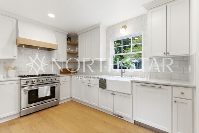 Building Photo - 592 9th St