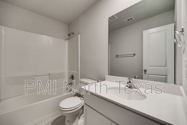 Building Photo - 4544 Hemingway Ave