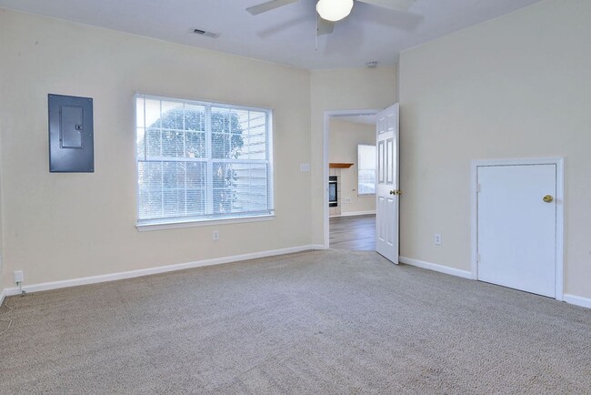 Building Photo - Convenient Coventry Condo