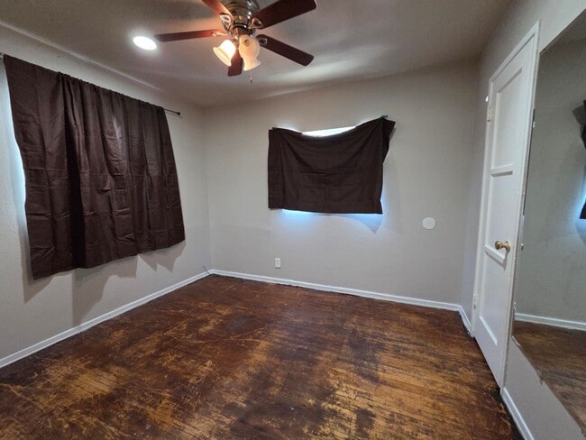 Building Photo - New Listing!