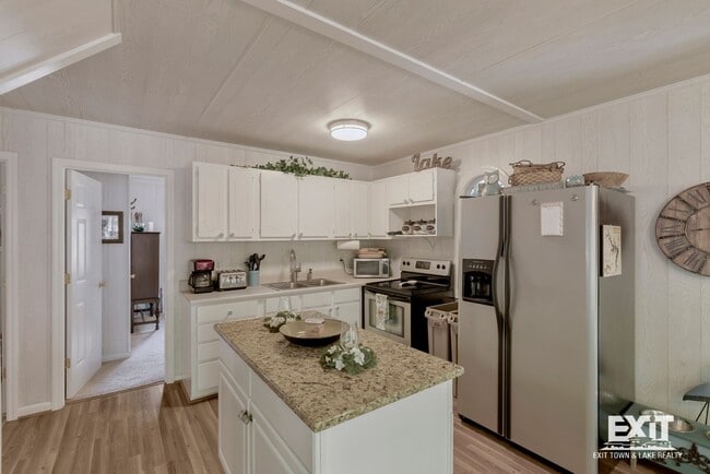 Building Photo - 4 Bedroom, 2 Bath Home Available on Kerr Lake with Private Dock