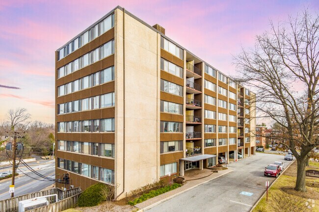 4401 Lee Hwy - Lorcom House