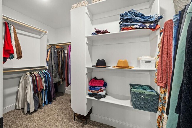 Building Photo - 6007 NW Hoover St