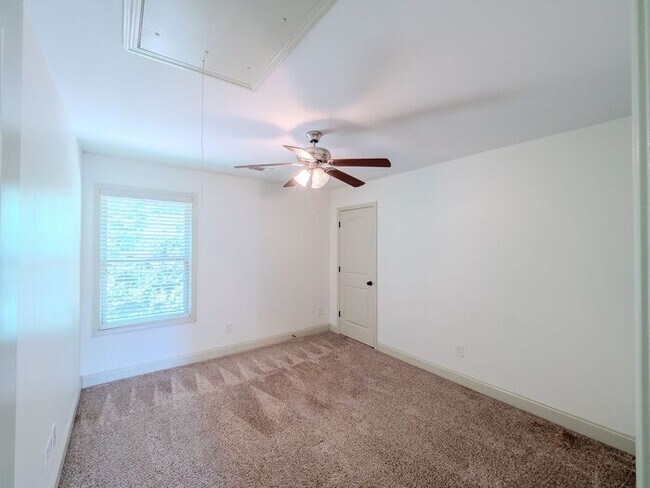 Building Photo - 512 Watercourse Way