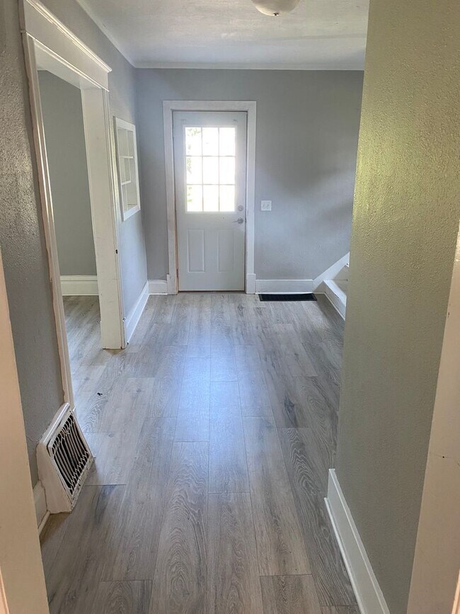 Building Photo - 5 Bed 2 Bathroom Home in Whitewater