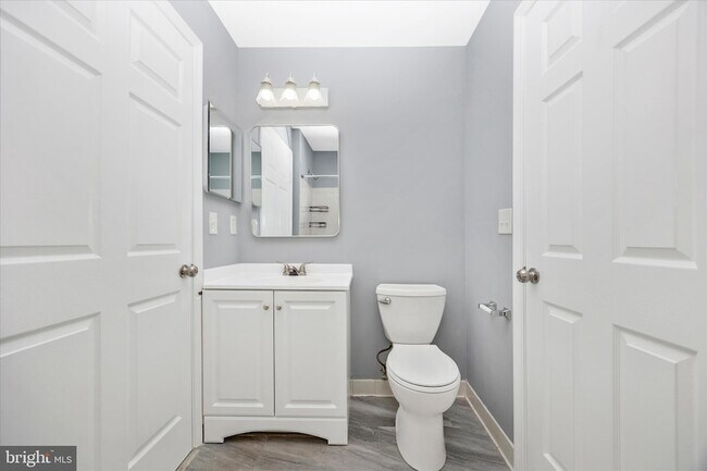 Building Photo - 10001 Vanderbilt Cir