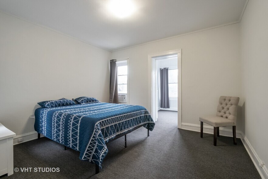 Bed 1, 3 - 6335 N Claremont Ave