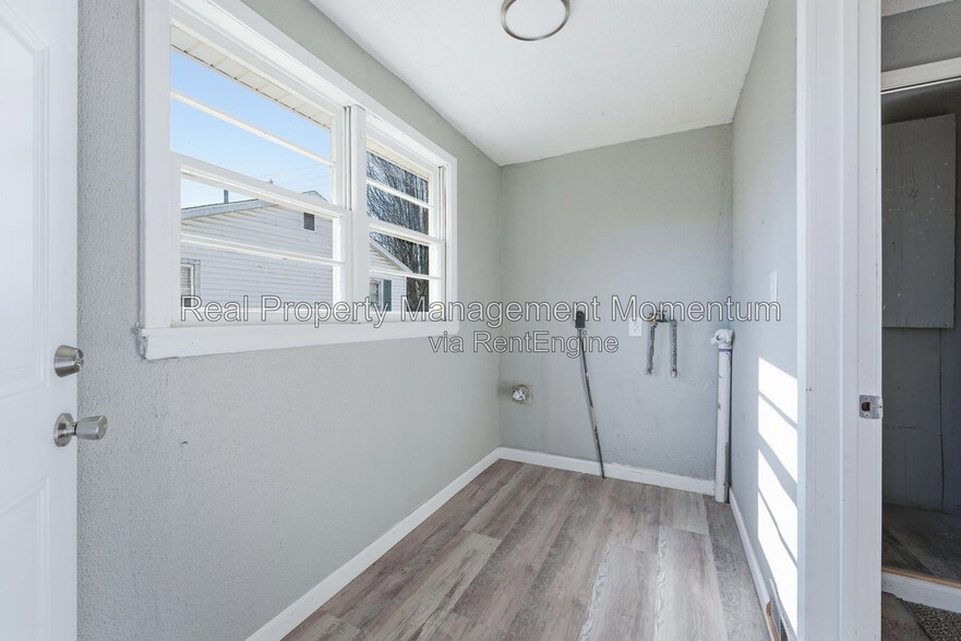 Building Photo - 730 N West Ave