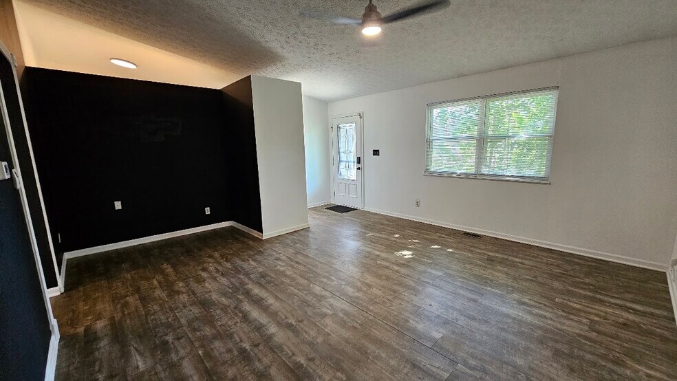 Living Room - 626 Woods Crossing Dr