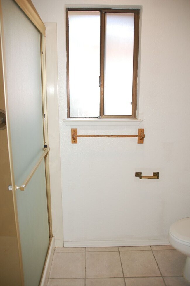 Building Photo - 4 bed 2 bath 3 car in Roseville