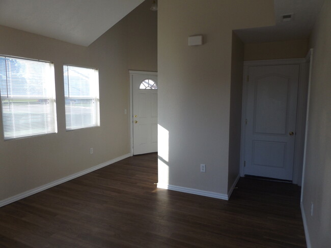 Building Photo - Beautiful Open Floor Plan Featuring Two Be...