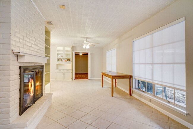 Building Photo - Welcome to this beautiful 3-bedroom, 2-bat...