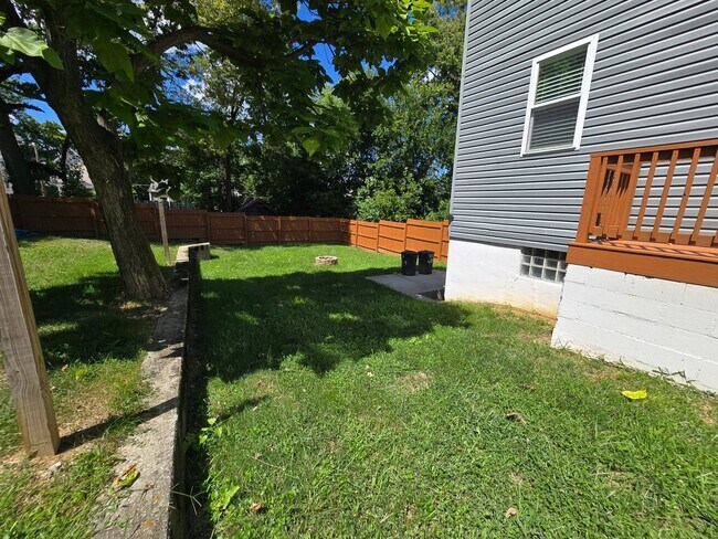 Building Photo - Super, Renovated 3 bed 1 bath! Available Now!