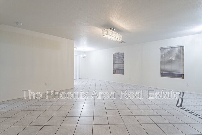 Building Photo - 663 S Colonial Ct