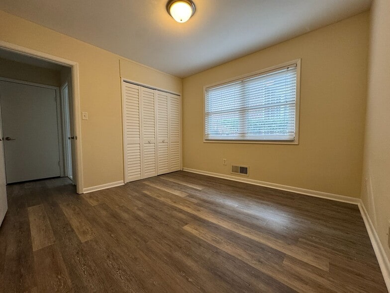 Building Photo - 3668 Kingsboro Rd NE