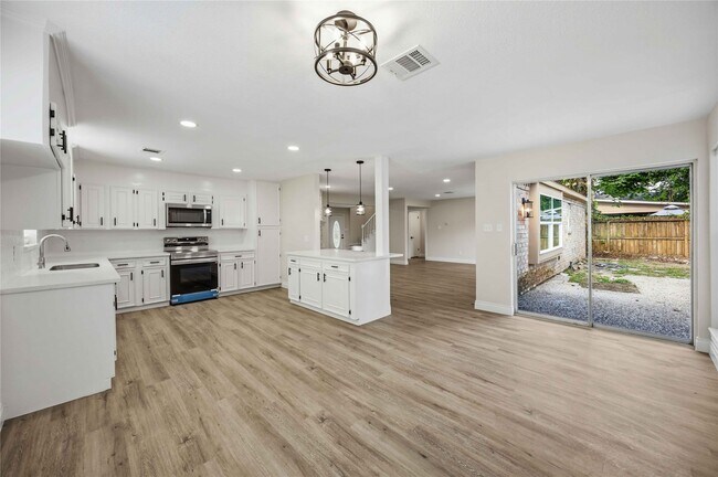 Building Photo - 5702 Old Lodge Dr