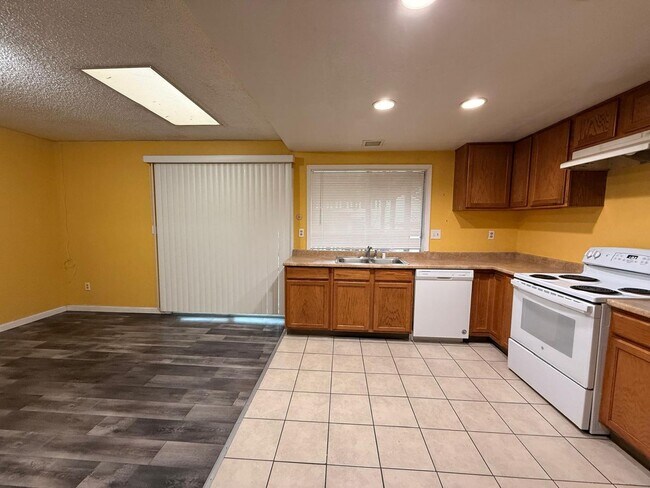 Building Photo - Beautiful 3 Bedroom Single-Family Home!