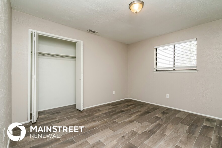 Building Photo - 2101 Chatsworth Rd