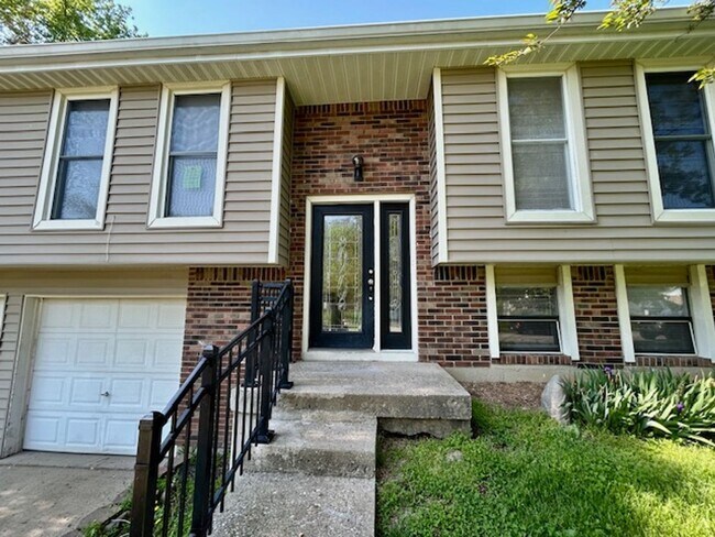 Building Photo - Welcome Home to This Beautifully Maintained Tri-Level Gem!