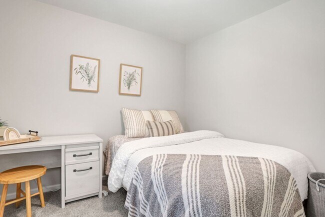 Building Photo - 3 bedroom 2.5 bath with bonus room in Lega...
