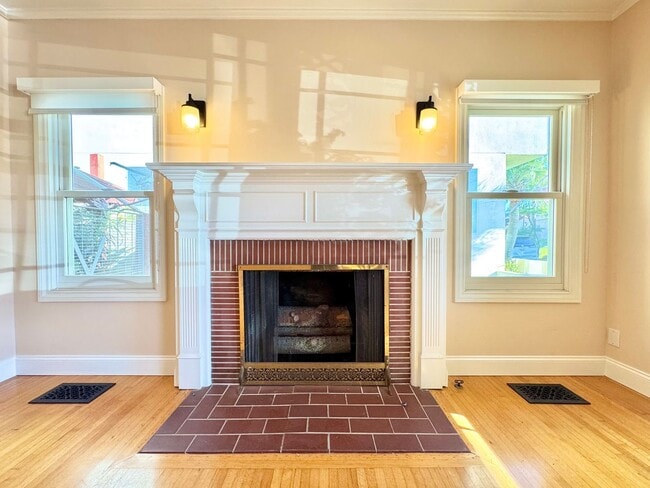 Building Photo - Naples Island Gem!