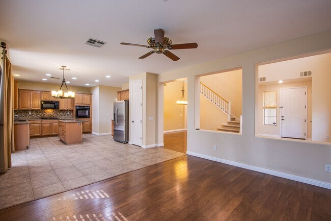 Building Photo - Beautiful 4 bedroom 3 bath plus loft home ...