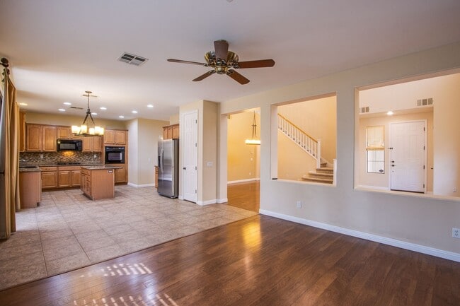 Building Photo - Beautiful 4 bedroom 3 bath plus loft home in the Vistas in Summerlin!