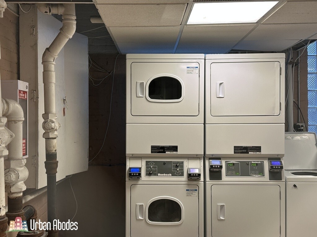 Building Photo - 515 W Melrose St