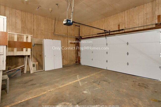 Building Photo - Charming Portland Retreat: Spacious Home w...