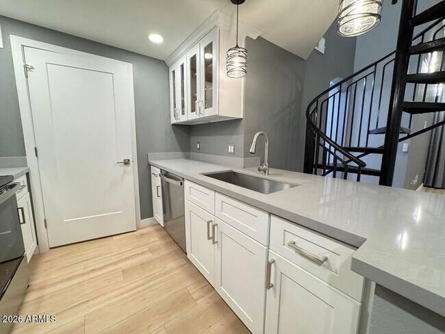 Building Photo - 1701 E Colter St