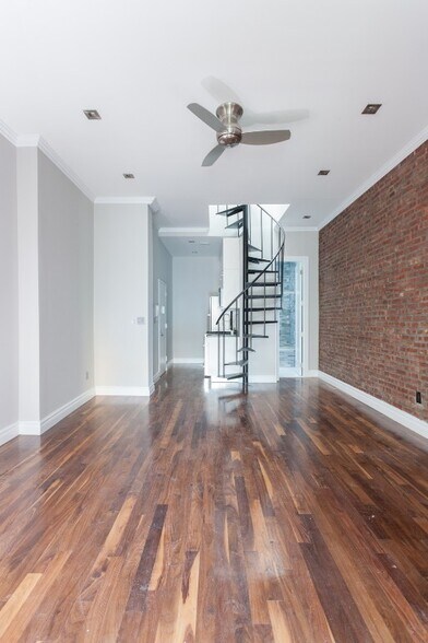 Building Photo - 7 E 75th St