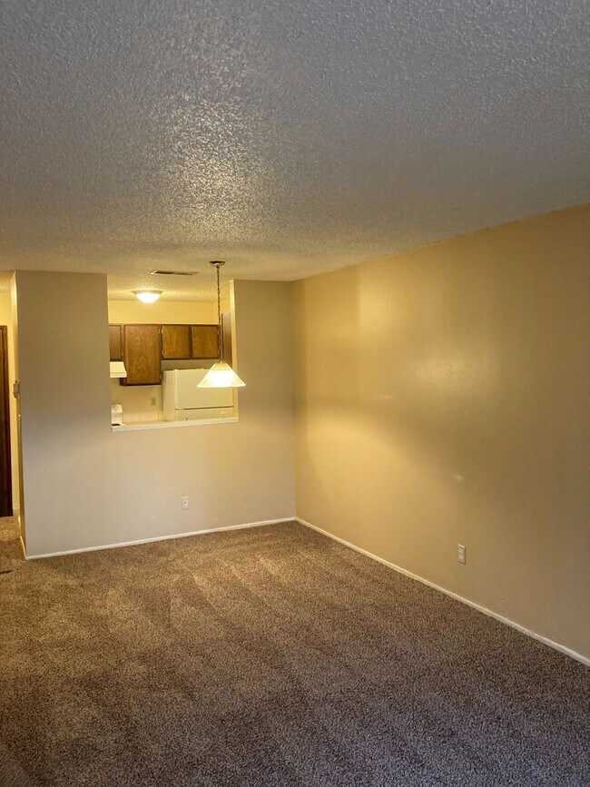 Building Photo - 1 bed 1 bath condo with seasonal outdoor pool available now!!