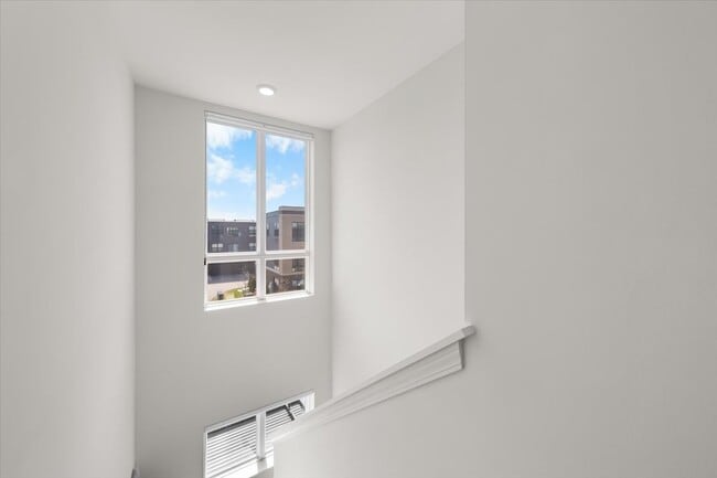 Building Photo - 2217 Venture Dr