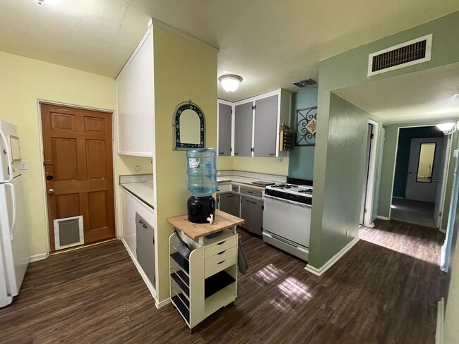 Building Photo - Quaint 2 Bedroom and 1 Bath Duplex! Perfect for UofA Students!