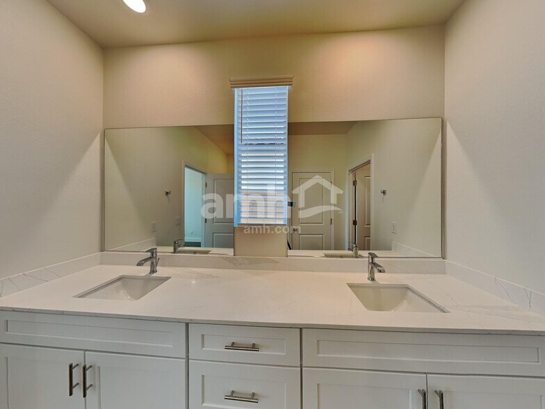 Building Photo - 846 English Primrose St