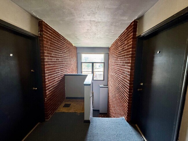 Building Photo - Top Floor Furnished Studio Apartment – All Utilities Included!