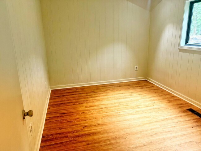 Building Photo - Five bedroom home on one acre of land loca...