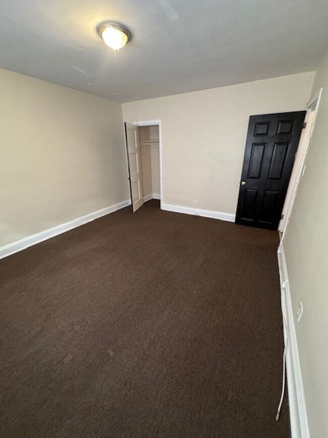 Building Photo - Charming 1 Bedroom Apt