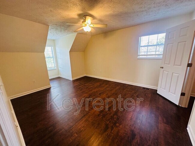 Building Photo - 2207 Crestpark Rd