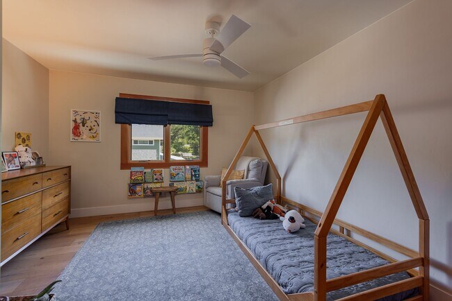 Building Photo - Private Creek Rd Paradise