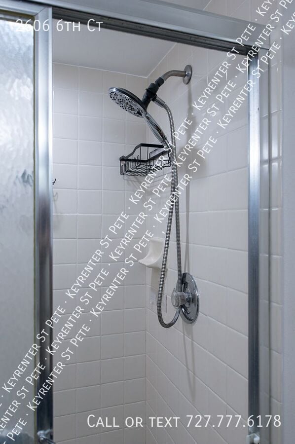 Building Photo - 2606 6th Ct